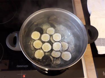 1. Schritt: Koche die Cremegläser für einige Minuten aus, um diese zu