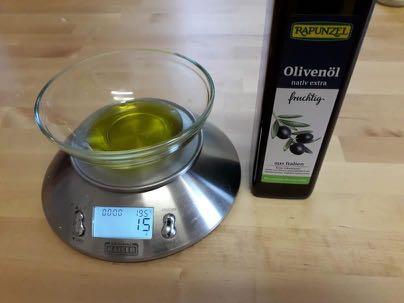 10. Schritt: Wiege 15 Gramm des Olivenöls in der kleinen