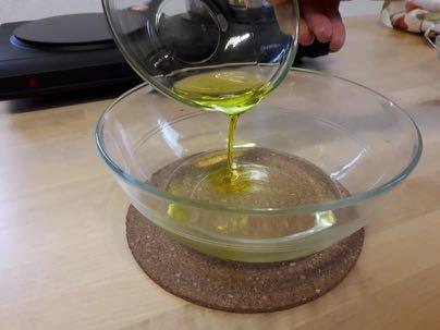 Schritt: Rühre das Olivenöl in die große Schüssel ein. 12.