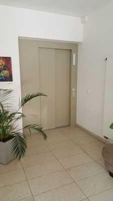 Einstieg: 180 cm Lichte Durchgangsbreite der Aufzugtür: 100 cm Kabinengröße innen - Breite: 109 cm Kabinengröße innen -