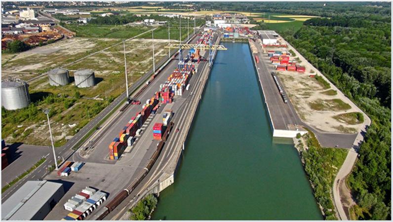 Best Practice Europa: DB Intermodal Services Drehscheibe für Europa Das Container Terminal Enns (CTE) ist ein Joint Venture zwischen der DB AG und M. Kaindl KG und wurde im Jahr 2015 ausgebaut.
