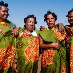 Großmütter zur Fortbildung nach Indien Im Rahmen eines WWF-Projekts im Delta des Tsiribihina wurden vier ältere Frauen aus den Dörfern der Region gesucht, die bereit waren, sich sechs Monate lang im