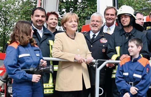 August 2010 Seite 5 Bundeskanzlerin Angela Merkel wurde von DFV-Präsident Hans-Peter Kröger (Bildmitte) auf der Messe begleitet Leipzig hat verbunden über alle Grenzen hinweg Über 125 000 Teilnehmer