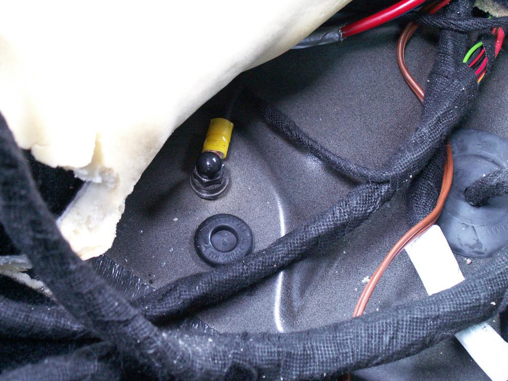Innerhalb der Fahrersitzkonsole befindet sich unter der Bodenmatte ein Massepunkt M6mm mit Hutmutter.