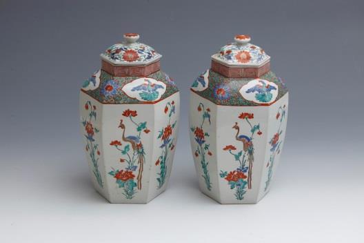 Zwei sechseckige Deckelvasen Porzellan, Japan, Arita,