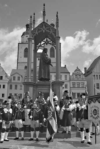 Foto: Haeßler Schneeberger Bergbrüder in Lutherstadt Wittenberg Der Bergmannzug im Hof des Lutherhauses am Denkmal von Katharina von Bora.