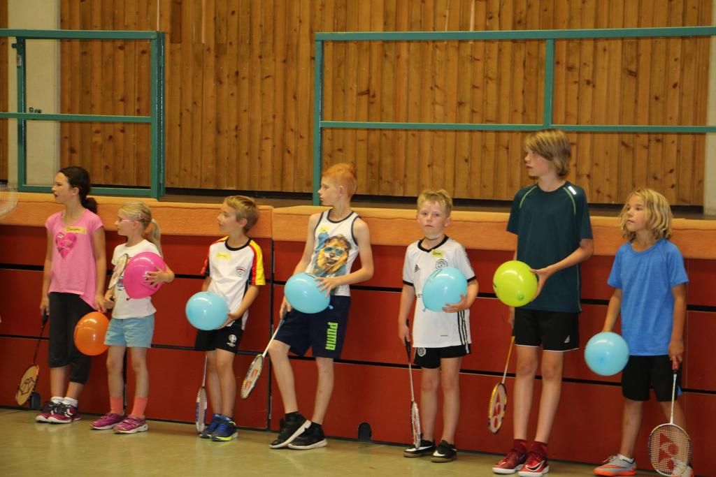 Badminton Auch erwachsene Badmintoninteressierte können sich Dienstagsund Donnerstagsabends in der Sporthalle Im Lohner Klei zusammenfinden (Di. 20-22Uhr, Do. 19-22Uhr).