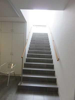 Treppe (Kasse zu UG ) Treppe von Kasse zu Vorhandene Schwellen/Stufen: 21 Höhe der Schwelle/Stufe: 17 cm Die Treppe hat gerade Läufe. Die Treppe hat beidseitige Handläufe.