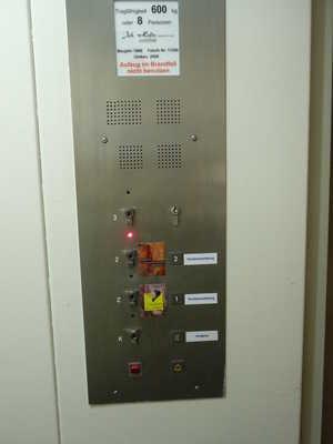 gekennzeichnet. Aufzug im linken Gebäude - von der Cafeteria (EG) ins 1. / 2.