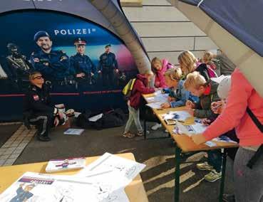 Für einige Kinder war dies die erste Zugfahrt überhaupt und deshalb auch umso aufregender. Zu Beginn schauten wir bei der Motorsägen-Vorführung der landwirtschaftlichen Fachschule Stainz zu.