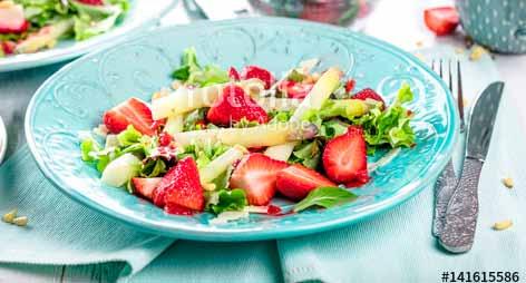 Älterwerden in TönisVorst Spargel-Erdbeer-Salat eine gelungene Kombination Zutaten für 6 Personen: 1kg weißer Spargel 750 g grüner Spargel 400 g Erdbeeren 100 g Zucker 100 ml Balsamico-Essig, weiß 3