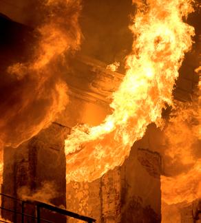 Leitereinsatz der Feuerwehr Beim Feuerschutz von Dächern wird zwischen widerstandsfähig gegen Flugfeuer und strahlende Wärme (harte Be-dachung) und Dächer ohne Nachweis (weiche Bedachung)