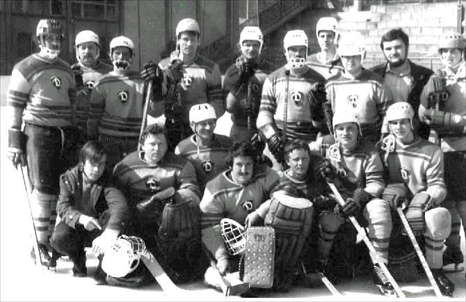So zogen die Wölfe ihr Team aus dem Oberhaus zurück. Es ging zurück in die DDR-Liga und zur Bezirksmeisterschaft. Die Fäden hielt Bademeister und Eishockeytrainer Helmut Seidel in Händen.