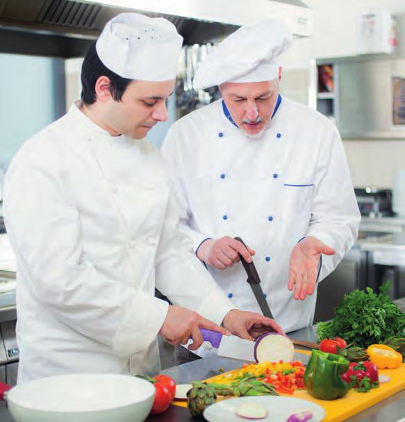 FACHPRAKTIKER KÜCHE (m/w) Dauer 2-3 Jahre 10 % über Tarif Ein Beikoch/eine Beiköchin leistet die Zuarbeit für den Koch/die Köchin im Küchenbetrieb: vorbereitende und nachbereitende Küchenarbeiten z.