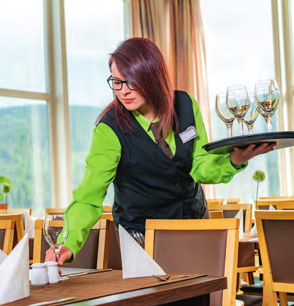 FACHKRAFT IM GASTGEWERBE (m/w) Dauer 2 Jahre / Spezialisierung auf Restaurant- oder Hotelfach möglich (+1 Jahr) 10 % über Tarif Gäste empfangen und betreuen Beratung der Gäste bei der Speise- und