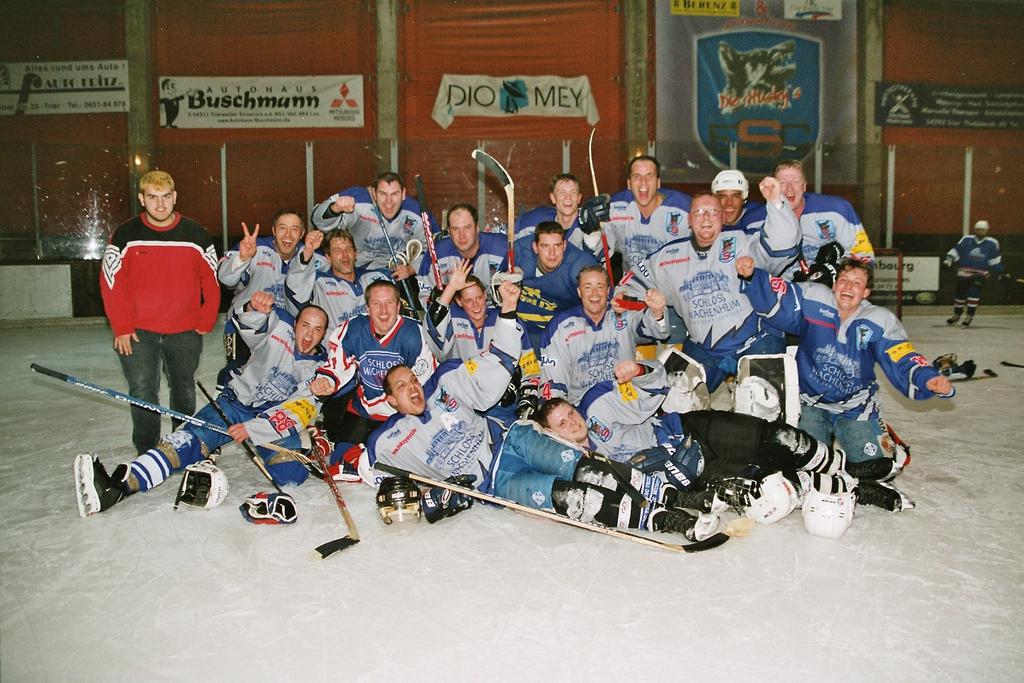 3 Der Verein Wir sind Eishockey in Trier! Wie alles begann... Im April 2005 versammelten sich ein paar Trierer Eishockeyfans um am kleinen Moselcup, einem Hobbyturnier eine Mannschaft zu stellen.