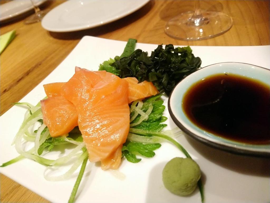 Sake Sashimi (roher Lachs) Zutaten für 4 Portionen 600 g frischer roher Lachs mit Sushi-Qualität ¼ Stück Gurke 5 g getrocknete Wakame-Seetang 4-8 Scheiben Shiso-Blatt (japanisches grünes Basilikum) 4