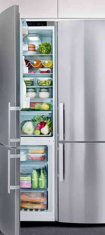 kleinen Kühlschrank/ Gefrierschrank zwischen zwei Unterschränken unter der Arbeitsplatte platzieren.