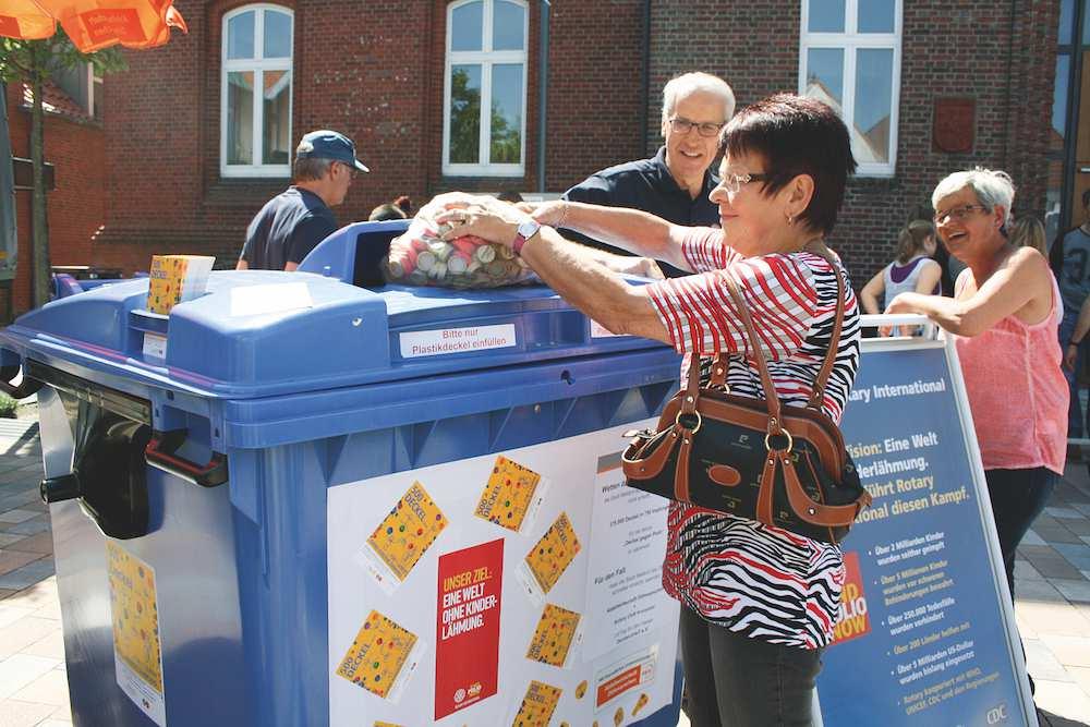 Deckelsammlung im Rahmen der Meldorfer Umweltwette Hier hat sich die regionale Abfallwirtschaftsgesellschaft die Aktion zu eigen gemacht und sammelt großflächig in Städten und Gemeinden.