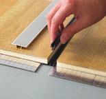 Basis- und 1 Deckprofil an der gleichen Seite auf die benötigte Länge. Verschrauben Sie das Basisprofil auf dem Fußboden.