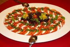 Tomatenscheiben, Mozzarellakäse in Olivenöl und Balsamicodressing, garniert mit Rucolasalat Schafskäse mit frischen Tomaten, Zwiebeln, Oliven, frischen
