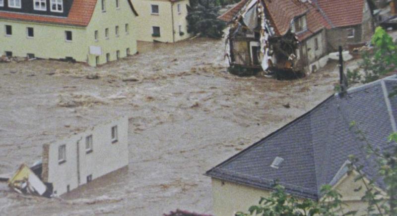 Urbane Gewässer Hochwasser Müglitz, Weesenstein, Sachsen, 2002