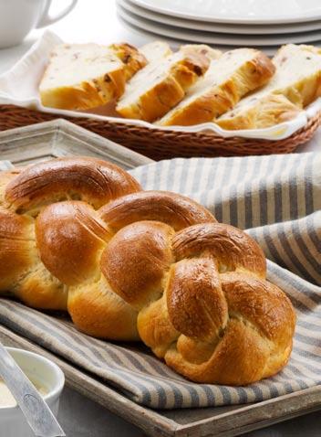 Sonntagszopf Vor- und zubereiten: ca. 15 Min. Aufgehen lassen: ca. 2 Std. Backen: ca. 35 Min. 500 g Zopf- oder Weissmehl Esslöffel Salz in einer Schüssel mischen Würfel Hefe (ca.