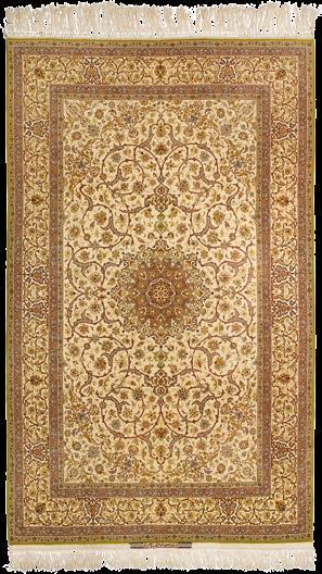 Der ganze Teppich gemustert mit Blumenranken und Palmetten, braune Bordüre. Stellenweise starke Gebrauchsspuren. 143x215 cm. 1535 ISFAHAN ANTIK.