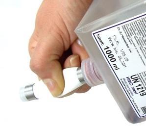 Nur Flaschen mit tropfenfreier Pumpe dürfen in den Spender eingesetzt werden.