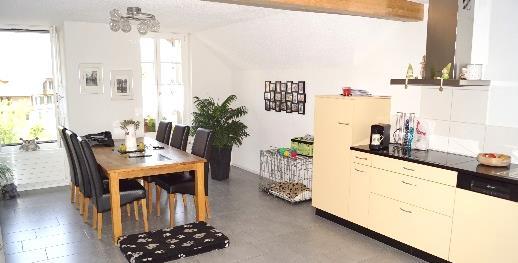 Ausserdem verfügt das Haus über eine Garage und sechs Aussenabstellplätze auf der