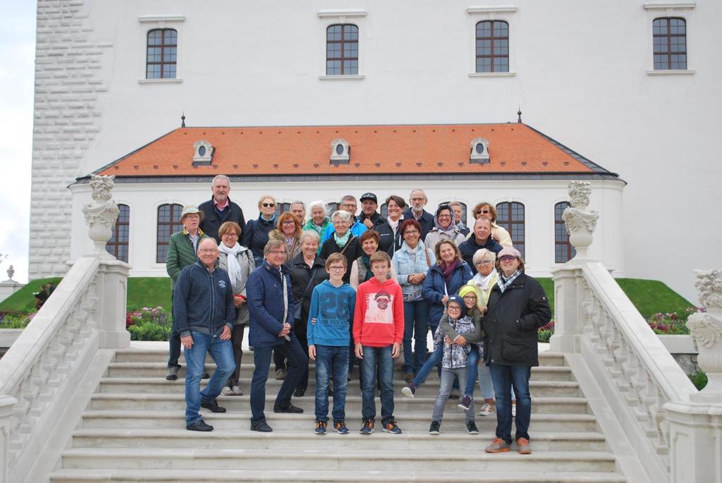 Wolf (Gernot Csernajsek und Wolfgang Wippel, der auch den Chor begleitete), die Zuhörer. Wolfgang Leistentritt steuerte zu den einzelnen Nummern interessante Bilder bei.