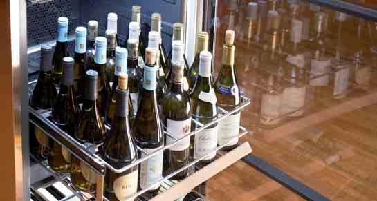 Präsentations-Möglichkeit und praktischer Lagermöglichkeit für Weine im Offenausschank.