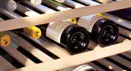 Bei den Weintemperierschränken der -Reihe wird der obere und untere Temperaturbereich jeweils digital in der elektronisch Steuerung angezeigt.