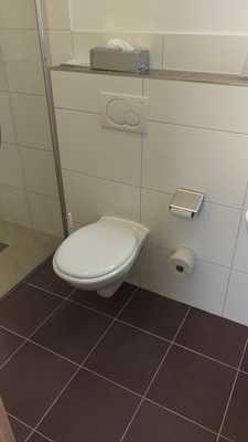 Das Waschbecken ist unterfahrbar in einer Höhe von 67 cm und einer Tiefe von 30 cm oder mehr. Der Spiegel ist nicht im Stehen und Sitzen einsehbar.