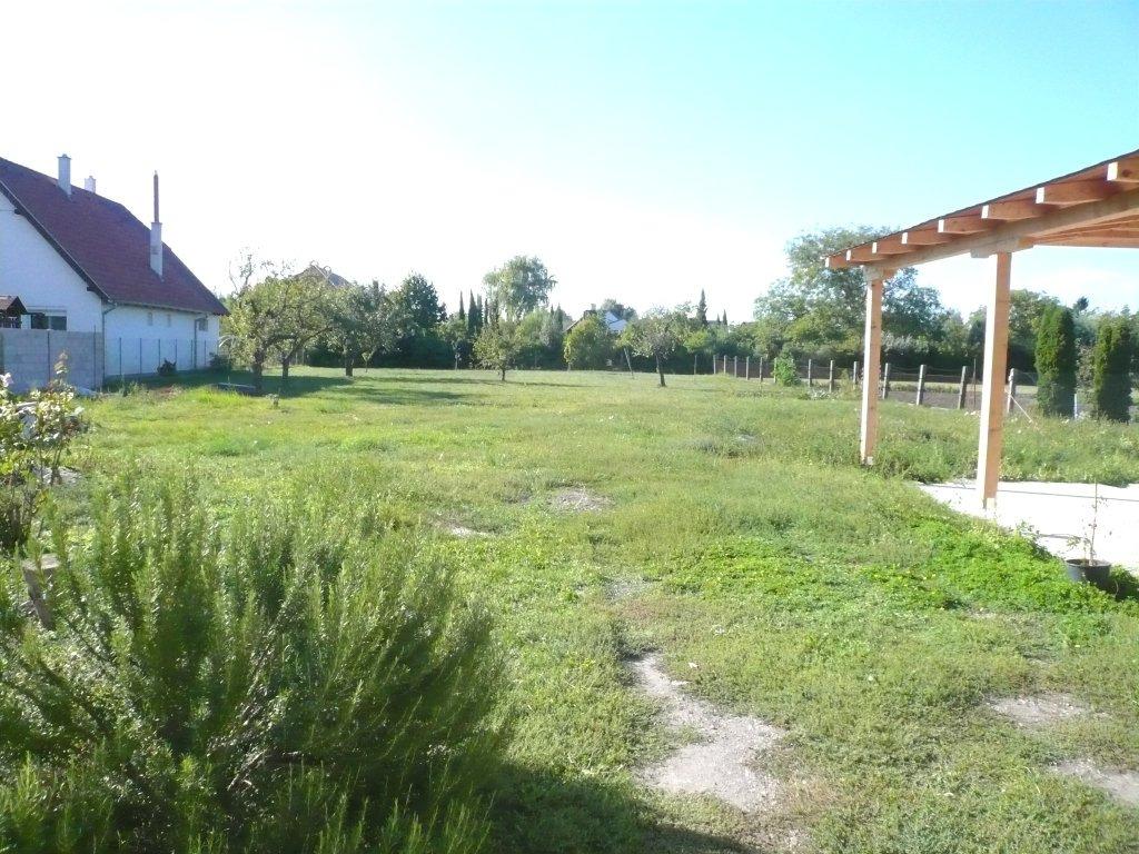 Objektbeschreibung MODERNES HAUS ZWISCHEN PAMHAGEN UND FERTÖD Zum Verkauf gelangt ein 2007 komplett modernisiertes, schönes Wohnhaus. Es verfügt über ca.