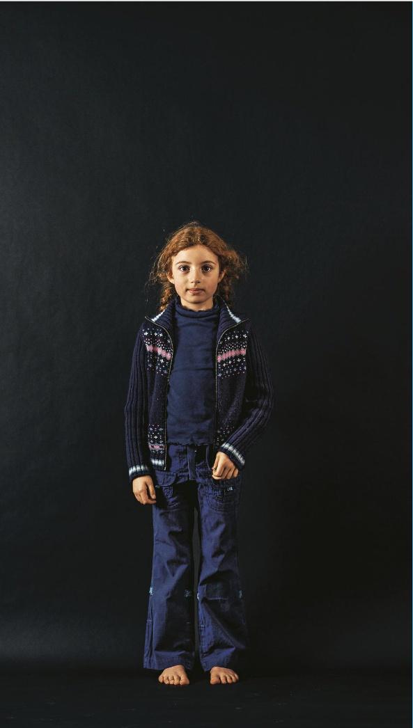 FOTOESSAY groß Bist du geworden! Dasselbe Motiv mit demselben Kind in denselben Klamotten aber ein Jahr später. So fängt die Fotografin Ursula Müller mit ihrer Kamera den Wandel des Wachsens ein.