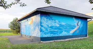 Einen der Behälter ziert seit Sep - tember 2013 ein tolles Wassermo - tiv, das der Plauener Künstler René Seifert geschaffen hat.