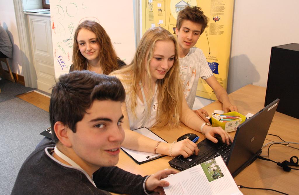 COMIC ÜBER GRUNDRECHTE Babsi (15), Xenia (15), Felix (14) und Armin (15) Wir haben uns zu dem Thema Grundrechte einen Comic überlegt.