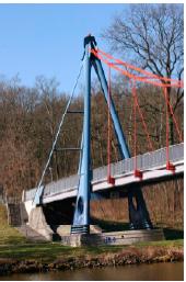 Bei der Fußgängerbrücke Flora bei Haldensleben wurde das ursprünglich vorhandene Hängebrückensystem aufgegriffen.