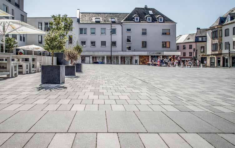 Mit dem gelungenen Ausbau des alten Postplatzes Am Spittel, das Herzstück von Bitburg, ist es dem Planungsteam gelungen, einen einladenden Kommunikationsraum zu schaffen: Eine Außengastronomie und