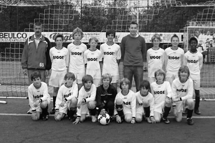 D11-Junioren der SG Dünschede/Helden (Georg Kujawa) Um allen Kinder das Fußballspielen zu ermöglichen, entschloss man sich, wie im Vorjahr auch, zwei D-Jugend- Mannschaften anzumelden; die D11 und