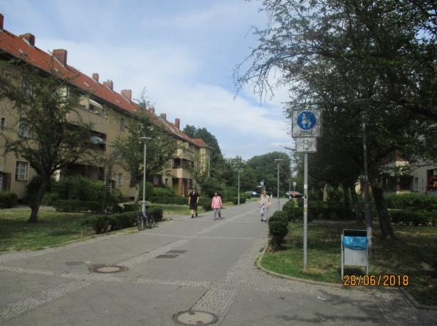 Residenzstraße. Über den Grünrockweg (Fußgängerzone) besteht Zugang zu den Wohnanlagen rund um das Breitkopfbecken.