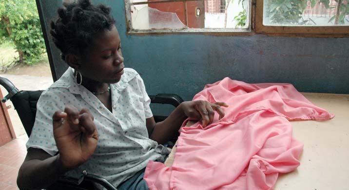 Behinderung weltweit Ngalula Ngalula aus Kinshasa (Demokratische Rebublik Kongo) ist heute 16 Jahre alt und bereitet sich auf ihre Ausbildung als Schneiderin vor.