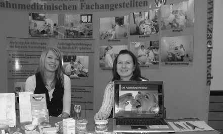 Zahnärztekammer / deutschland Berufsmesse Jobbex am 31. Januar in Greifswald. Sandra Bartke (r.) wird von Tina Lehnhoff, Auszubildende der Zahnarztpraxis Trutz von Koß, unterstützt.
