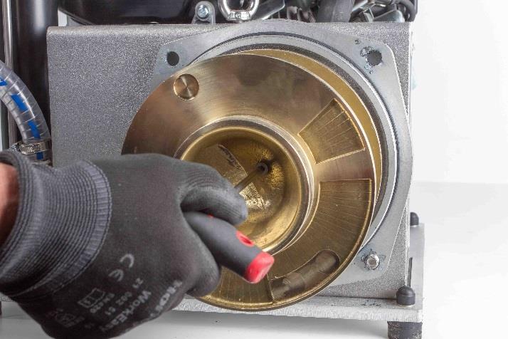 4. Verschrauben Sie das Laufrad mit der Motorwelle mittels der Senkschraube mit Torx (M8).