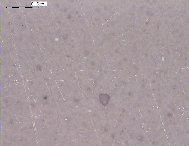 Mikroskopische Analyse: Die Abbildung 22 zeigt die Prüfkörperoberfläche eines Standprüfkörpers mit einer Luftblase mit einem Flächeninhalt