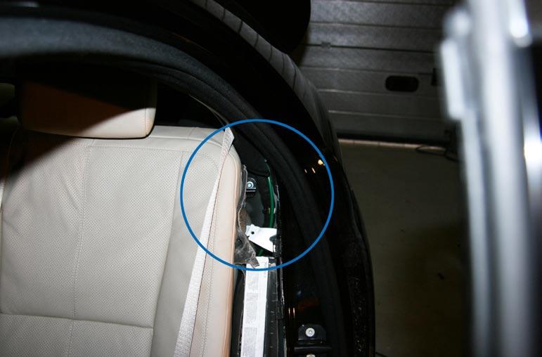Eckbereich des Kofferaumes in den Innenraum des Fahrzeuges zu führen (Bild 5 blauer