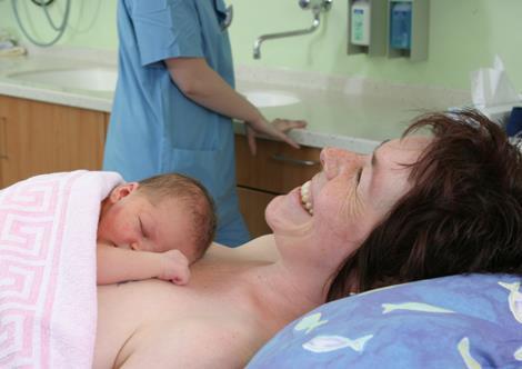 Bonding Stillen schafft Nähe Direkter Hautkontakt unmittelbar nach der Geburt Stabilisiert biologische