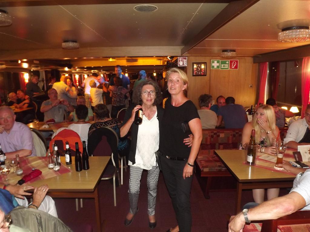Victoria mit Kellnerin beim Karaokesingen Nach dem Vergnügen auf dem Schiff ging es um 22.