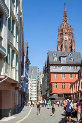 Foto 4 Optisch ist Frankfurts Wahrzeichen, der Dom, durch die Neubebauung in den